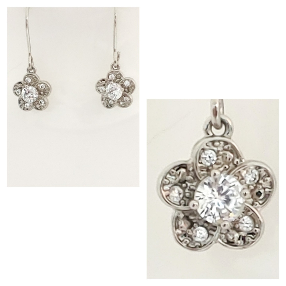 NWOT Flower earrings w/gem